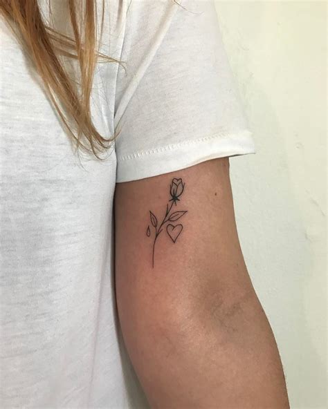 kleine tattoos oberarm frau|kleine tattoos frauen.